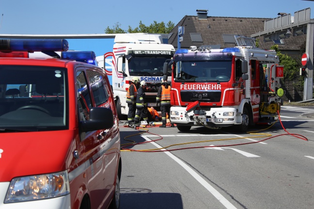 Radfahrerin in Wels-Pernau von LKW erfasst und schwer verletzt