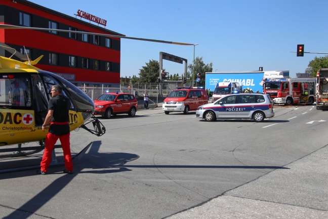 Radfahrerin in Wels-Pernau von LKW erfasst und schwer verletzt