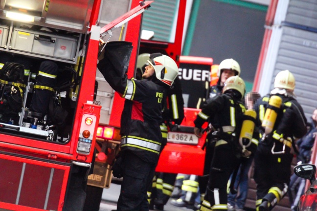 Drei Feuerwehren bei Brand in einem Gewerbebetrieb in Leonding im Einsatz