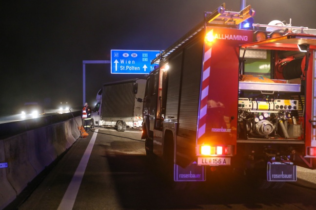 Verkehrsunfall mit Klein-LKW auf der Westautobahn bei Pucking