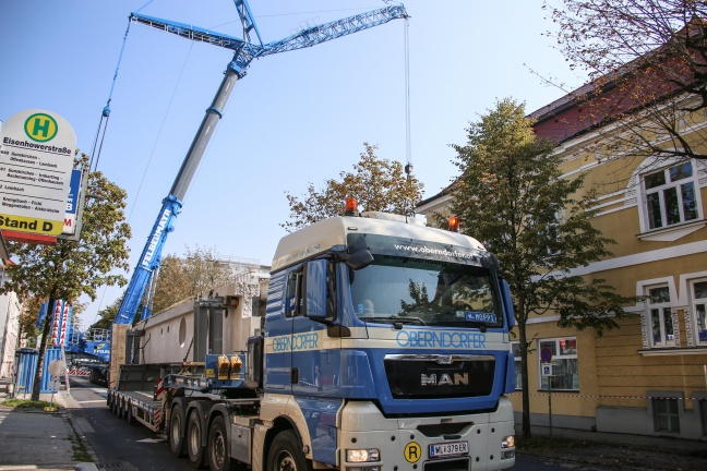 Spektakuläre Bauarbeiten mit Schwerlastkran in Wels-Innenstadt