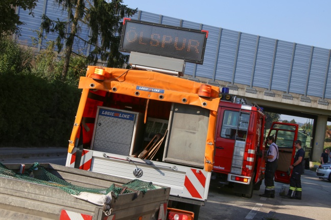 Massive Ölspur in Wels-Puchberg durch defekten Hydraulikschlauch an einem Traktor