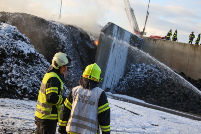 Großeinsatz bei Brand auf dem Gelände eines Recyclingunternehmens in Ohlsdorf