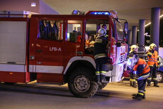 Feuerwehr stellte in Thalheim bei Wels umgestürzten Traktoranhänger wieder auf die Räder