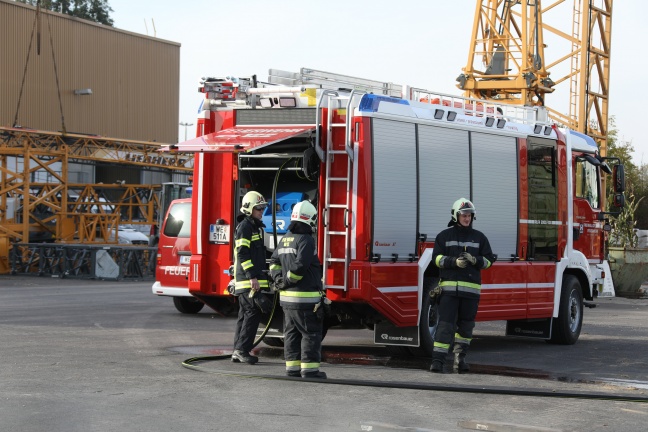 Brand eines Baggers auf einem Betriebsgelände in Wels-Pernau