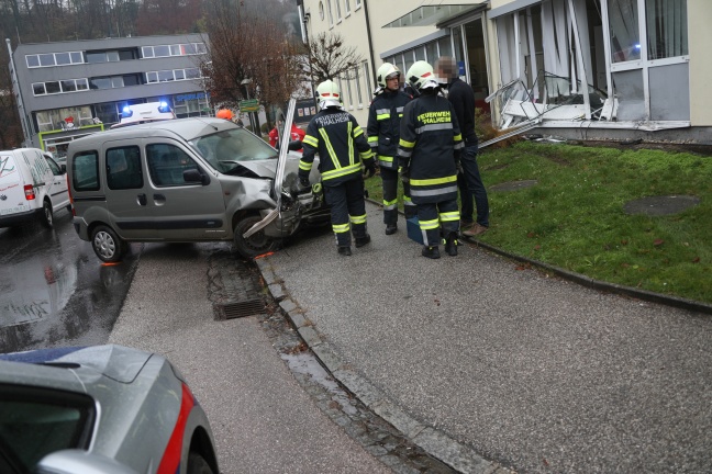 Auto durchschlug bei Verkehrsunfall in Thalheim bei Wels Fassade eines Büros