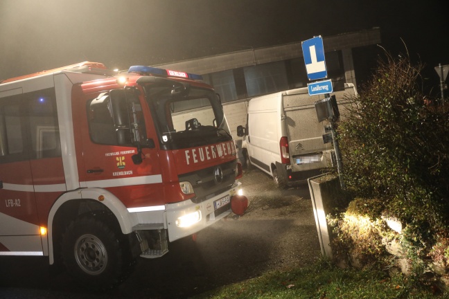 Kleintransporter rast bei Unfall in Krenglbach durch Garten und kracht gegen Gebäudemauer