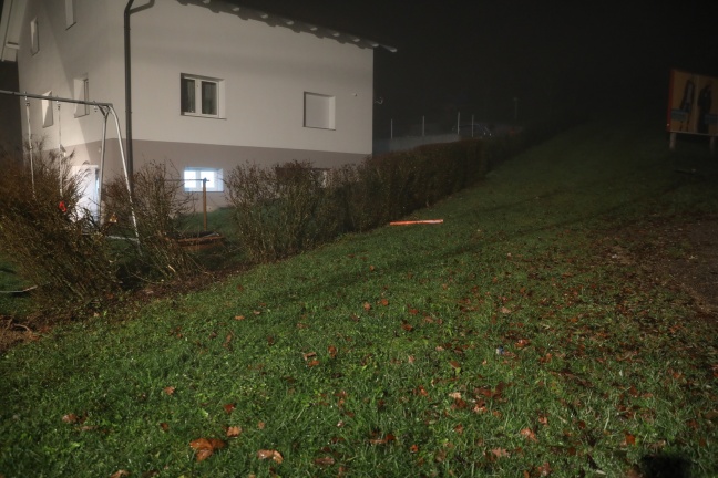 Kleintransporter rast bei Unfall in Krenglbach durch Garten und kracht gegen Gebäudemauer