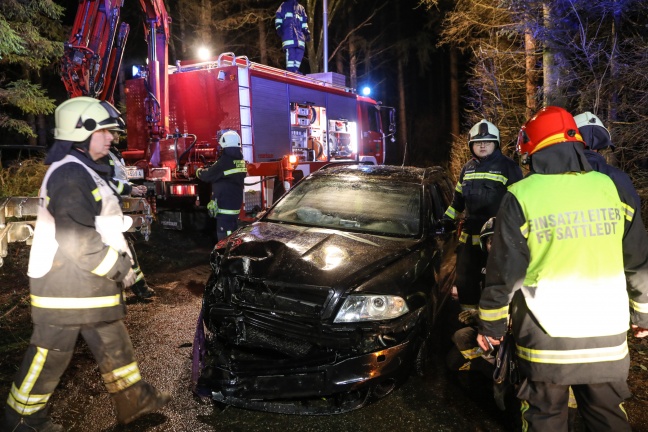 PKW-Lenker landet bei Verkehrsunfall in Sattledt mit Auto im Fischteich