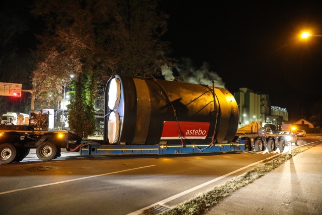 Riesiger Dampfkessel als Schwertransport von Marchtrenk nach Aschach an der Donau unterwegs