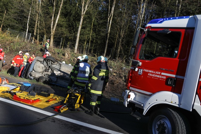 Schwerer Verkehrsunfall mit eingeklemmter Person auf der Innkreisautobahn bei Wels
