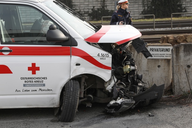 Crash zwischen PKW und Rettungsauto in Gunskirchen