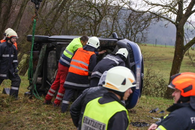 Auto kippt bei Verkehrsunfall in Waldneukirchen auf die Seite