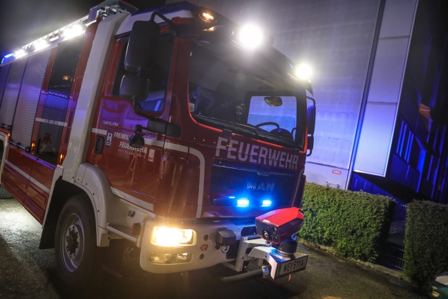 Feuerwehr bei Containerbrand in Wels-Neustadt im Einsatz