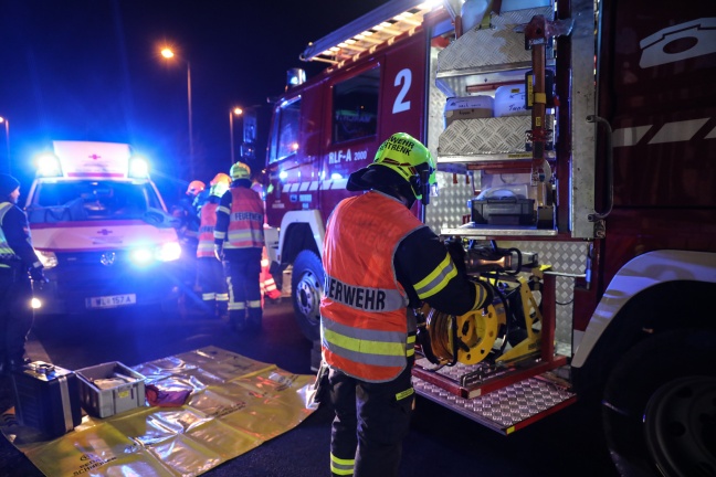 Feuerwehr befreit Autolenkerin nach Verkehrsunfall in Marchtrenk aus Fahrzeug