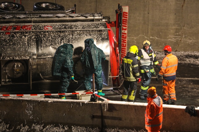 Gefahrguttransporter auf der Pyhrnautobahn bei St. Pankraz in Flammen aufgegangen