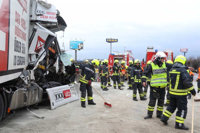Schwerer LKW-Crash auf der Westautobahn bei Ansfelden