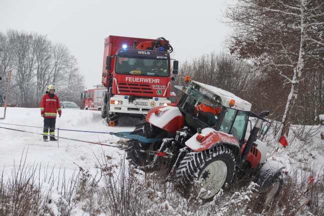 Traktor kam beim Schneeräumen in Sipbachzell von der Fahrbahn ab