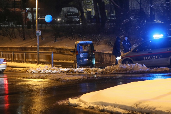 Kleinfahrzeug kollidierte in Wels-Neustadt mit Geländer einer Unterführung