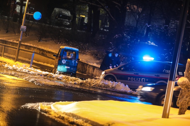 Kleinfahrzeug kollidierte in Wels-Neustadt mit Geländer einer Unterführung