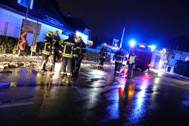 Foto: Kreuzungscrash zwischen zwei Autos in Stadl-Paura | Foto: laumat.at/Matthias Lauber Kreuzungscrash zwischen zwei Autos in Stadl-Paura