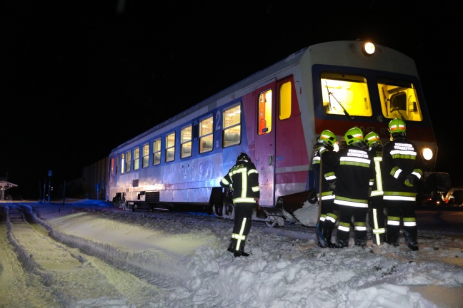 Auto auf Bahnübergang in Scharnstein von Triebwagen der Almtalbahn erfasst