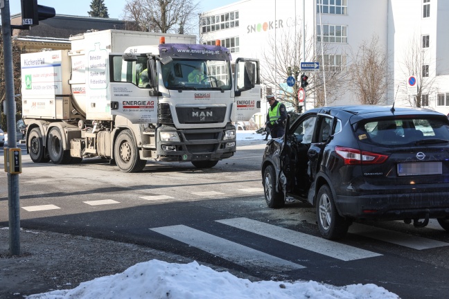 Autolenker nach Crash mit LKW in Wels-Innenstadt von der Feuerwehr aus Unfallfahrzeug befreit