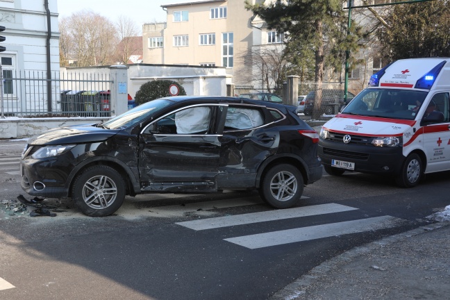 Autolenker nach Crash mit LKW in Wels-Innenstadt von der Feuerwehr aus Unfallfahrzeug befreit