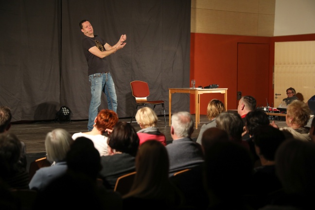 Komiker Alex Kristan sorgte mit "Jetlag für Anfänger" für unterhaltsamen Abend in Oftering