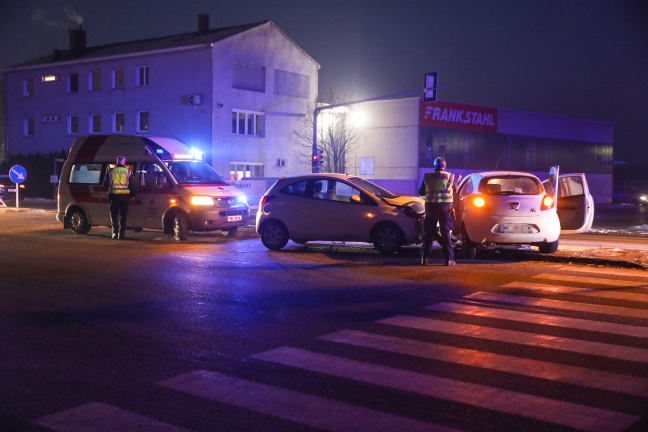 Kreuzungscrash in Wels-Pernau fordert zwei Verletzte