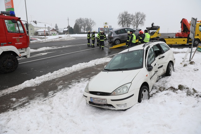 Feuerwehr musste Person nach Verkehrsunfall in Rottenbach aus Auto befreien