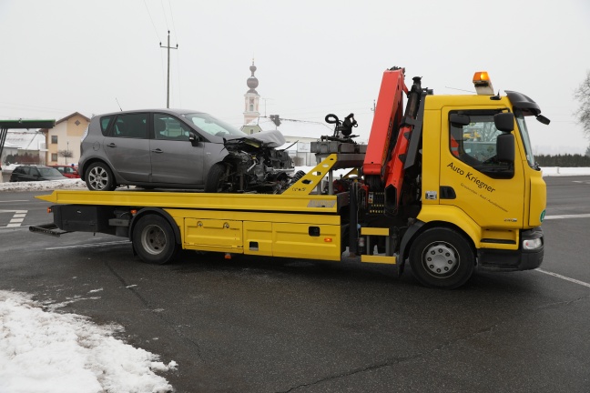 Feuerwehr musste Person nach Verkehrsunfall in Rottenbach aus Auto befreien