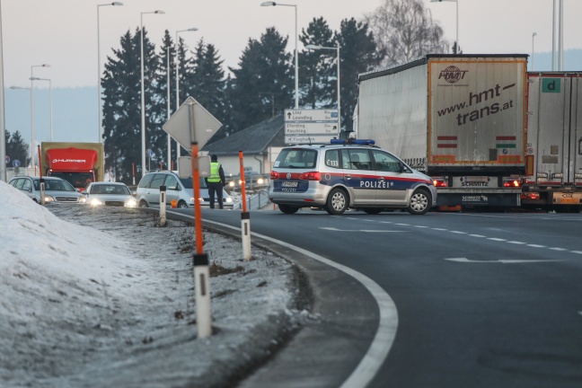 Trümmerfeld und mehrere Leichtverletzte bei schwerem Crash auf der Kremstalstraße in Pasching