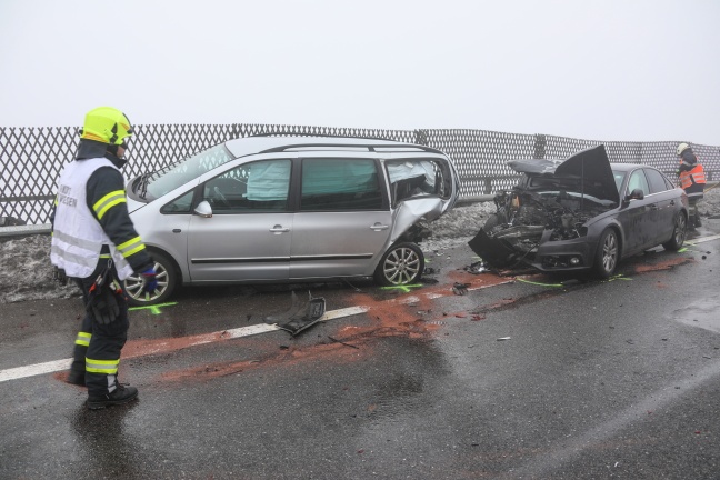Serienunfall auf der Aurachtalbrücke auf der Westautobahn fordert mehrere Verletzte