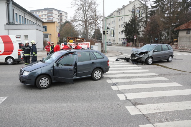 Kreuzungscrash zwischen zwei Autos in Wels-Vogelweide