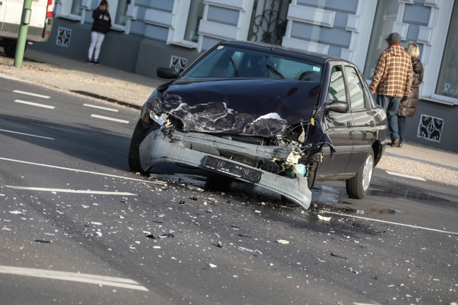Auto überschlug sich bei Kreuzungscrash in Wels-Innenstadt und krachte gegen weiteres Fahrzeug