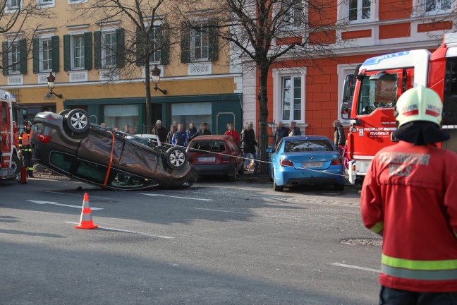 Auto überschlug sich bei Kreuzungscrash in Wels-Innenstadt und krachte gegen weiteres Fahrzeug