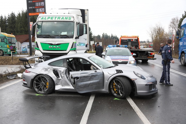 Crash zwischen teurem Sportwagen und LKW in Sattledt