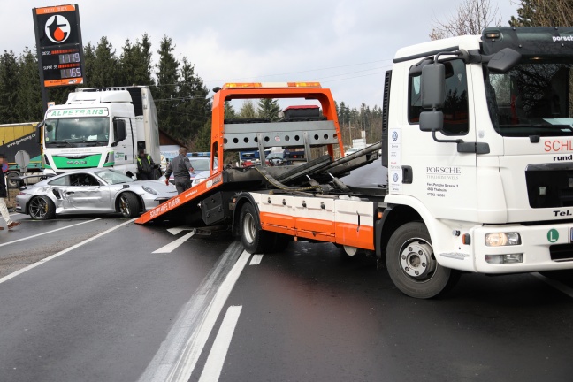 Crash zwischen teurem Sportwagen und LKW in Sattledt