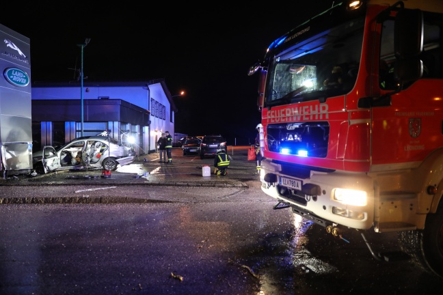Auto schleudert bei Unfall in Leonding auf Gelände eines Autohauses