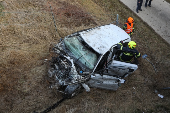 Auto knallt nach Unfall auf der Westautobahn bei Allhaming in Böschung einer Unterführung