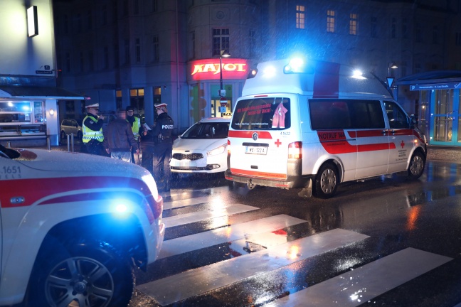 Fußgänger in Wels-Innenstadt von Taxi erfasst und schwer verletzt