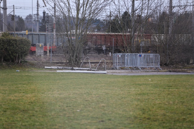Unbekannte Täter legten Fußballtor auf Schienen des Verschiebebahnhofs in Wels-Neustadt