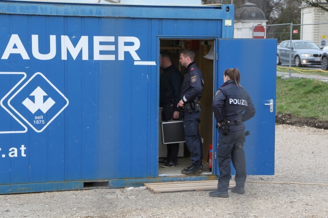 Dreister Einbruch: Diebesgut aus Baucontainer scheibtruhenweise zu Fluchtfahrzeug gekarrt