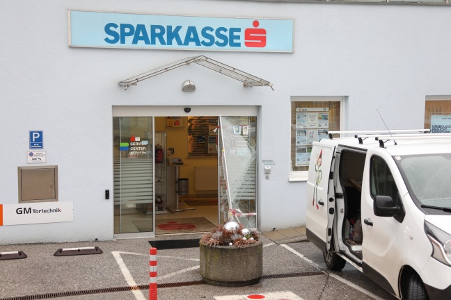 Bankomat aus Filiale einer Bank in Eberstalzell gestohlen