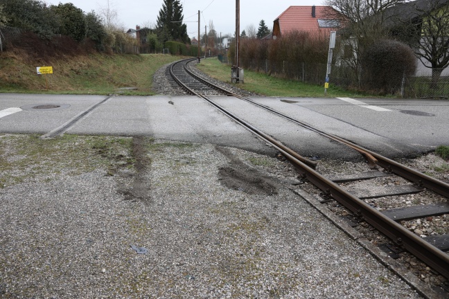 Auto auf Bahnübergang in Bad Wimsbach-Neydharting von Lokalbahn erfasst
