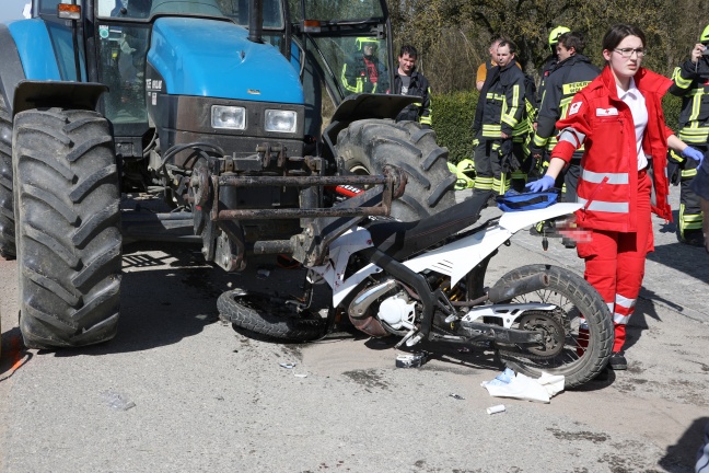 Zwei Jugendliche bei Unfall zwischen Moped und Traktor in Steinerkirchen an der Traun schwer verletzt