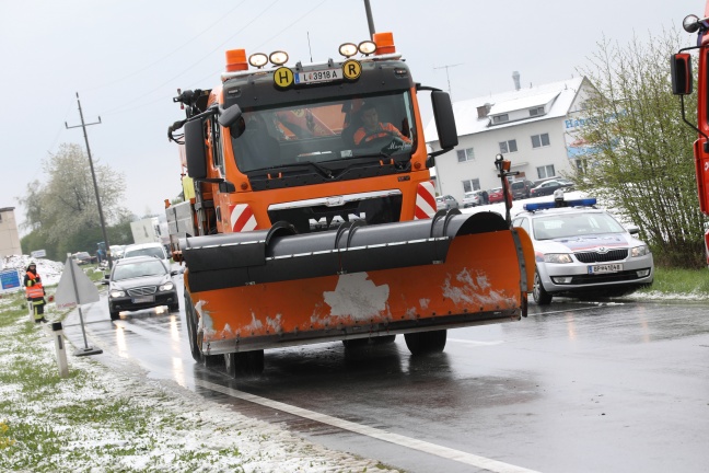 Auto kollidiert bei winterlichen Fahrverhältnissen in Sattledt frontal mit Traktor