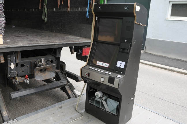 Spielautomaten einbetoniert: Feuerwehr musste illegale Geräte aus Wettlokal schneiden