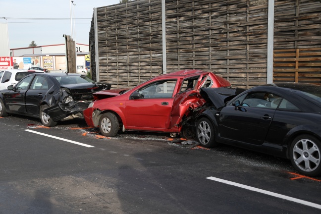 Tödlicher Unfall mit sechs beteiligten Fahrzeugen in Pasching